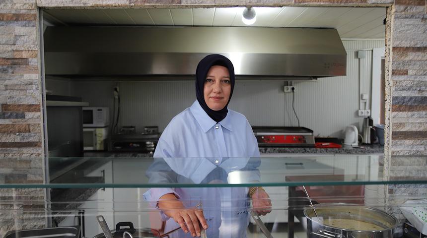 Ev mutfağında başladı, şimdi 8 kişiye iş veriyor! Depremzede annenin hayatı aldığı hibeyle değişti