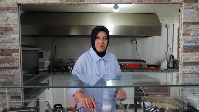 Ev mutfağında başladı, şimdi 8 kişiye iş veriyor! Depremzede annenin hayatı aldığı hibeyle değişti
