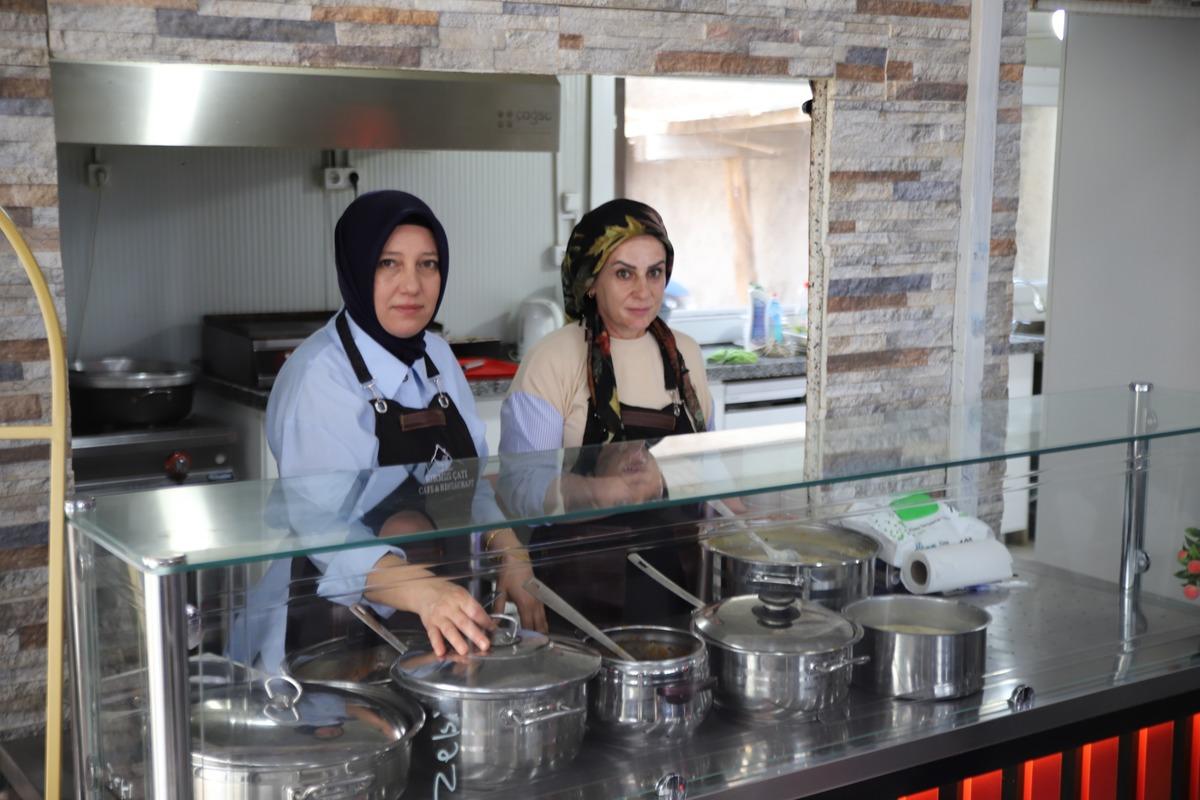 Ev mutfağında başladı, şimdi 8 kişiye iş veriyor! Depremzede annenin hayatı aldığı hibeyle değişti 3