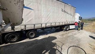 Tırda &ccedil;ıkan yangına, &ccedil;evreden ge&ccedil;en beton mikseri yardıma koştu