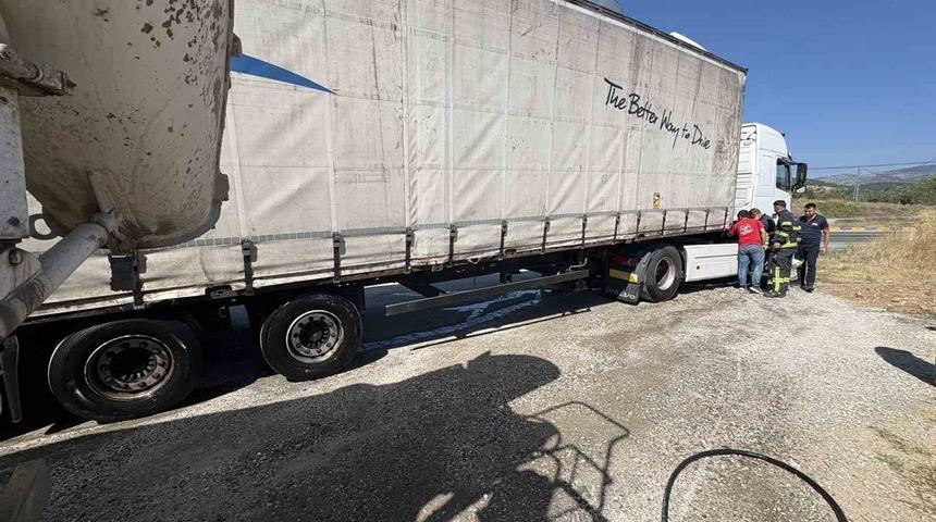 Tırda &ccedil;ıkan yangına, &ccedil;evreden ge&ccedil;en beton mikseri yardıma koştu