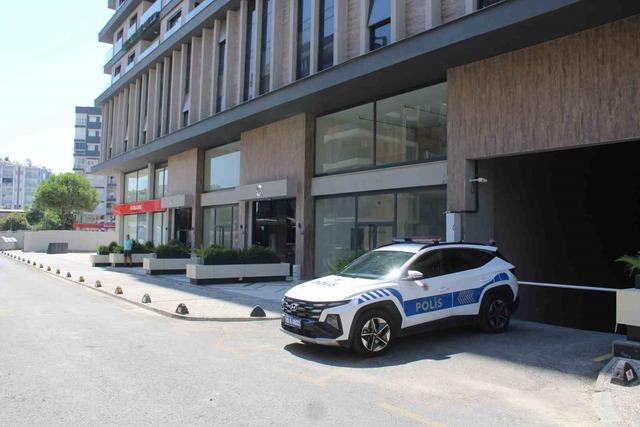 Apartmanın merdivenlerinden düşen yaşlı adam hastanelik oldu 5