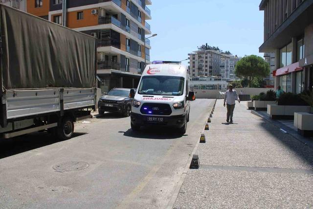 Apartmanın merdivenlerinden düşen yaşlı adam hastanelik oldu 4