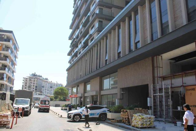 Apartmanın merdivenlerinden düşen yaşlı adam hastanelik oldu 1