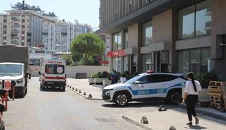 Apartmanın merdivenlerinden d&uuml;şen yaşlı adam hastanelik oldu