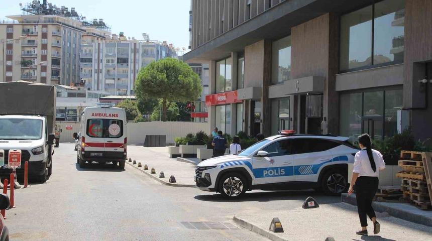 Apartmanın merdivenlerinden d&uuml;şen yaşlı adam hastanelik oldu