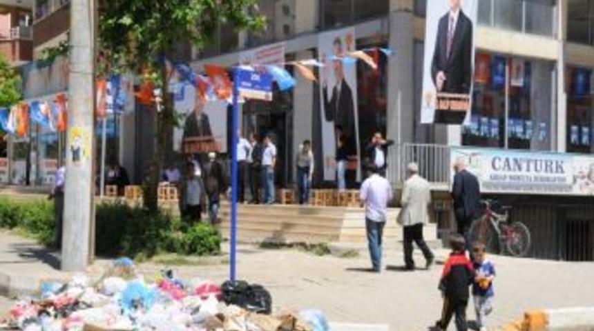 BDP&rsquo;li belediye AK Parti b&uuml;rosunun &ouml;n&uuml;ndeki &ccedil;&ouml;pleri toplamıyor