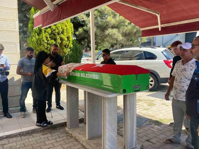 Girne’deki gemi kazasında hayatını kaybeden Eskişehirli kadın son yolculuğuna uğurlandı 4
