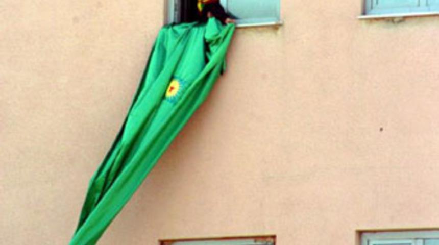 Belediye binasına PKK bayrağı