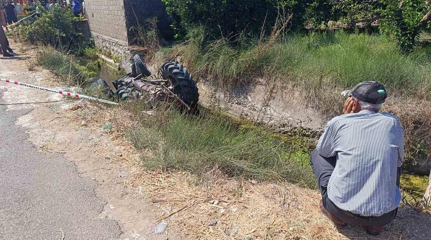 Antalya&rsquo;da su kanalına d&uuml;şen trakt&ouml;r&uuml;n s&uuml;r&uuml;c&uuml;s&uuml; hayatını kaybetti