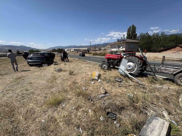 Kastamonu&rsquo;da trakt&ouml;r ile otomobil &ccedil;arpıştı: 9 yaralı 5