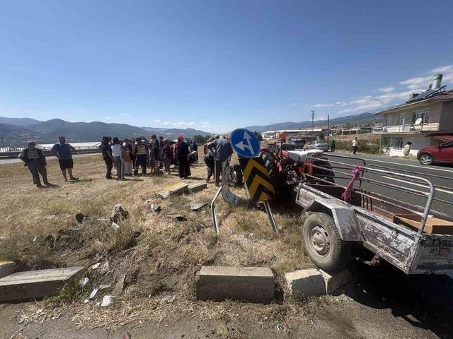Kastamonu&rsquo;da trakt&ouml;r ile otomobil &ccedil;arpıştı: 9 yaralı 1