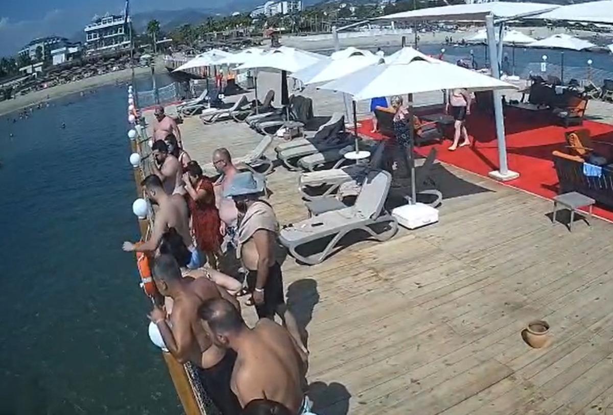 Yasak uyarısına aldırış etmedi! İskeleden sığ suya balıklama atlayan tatilci &ouml;ld&uuml; 3