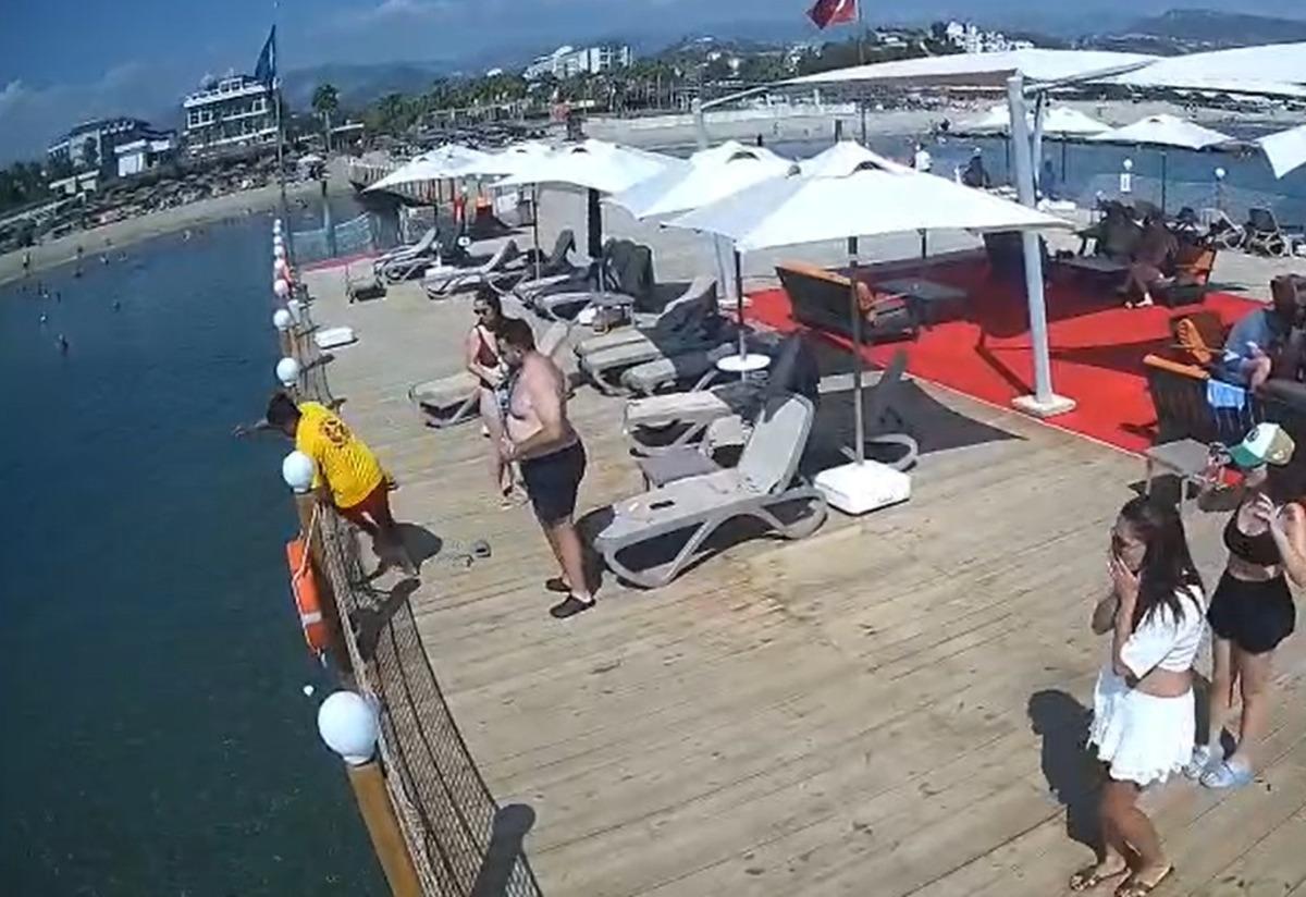 Yasak uyarısına aldırış etmedi! İskeleden sığ suya balıklama atlayan tatilci &ouml;ld&uuml; 2