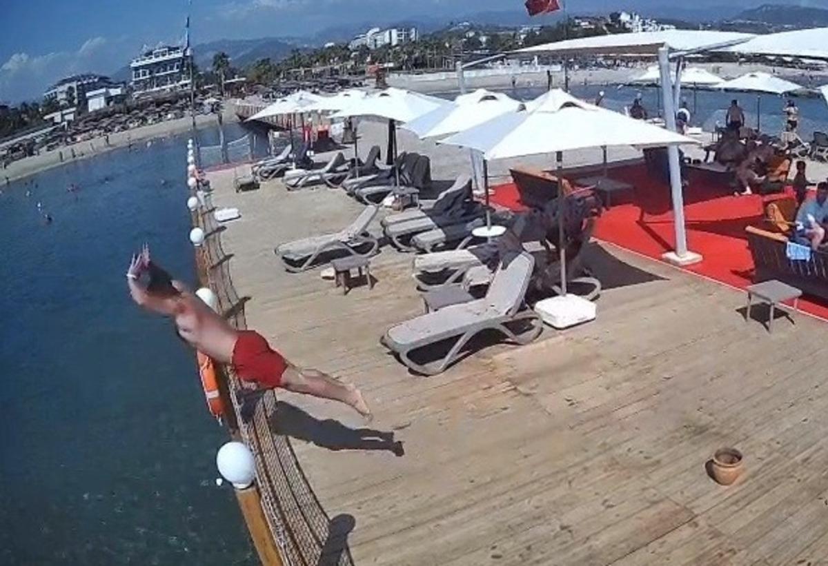 Yasak uyarısına aldırış etmedi! İskeleden sığ suya balıklama atlayan tatilci &ouml;ld&uuml; 1