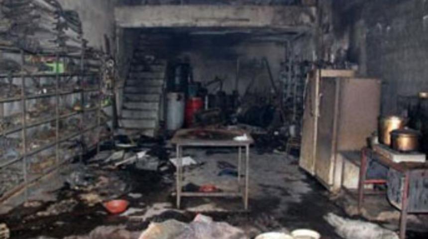 Kundaklanan depoda 7 k&ouml;pek telef oldu