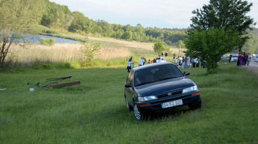 Otomobil piknik yapanlara &ccedil;arptı: 1 &ouml;l&uuml;