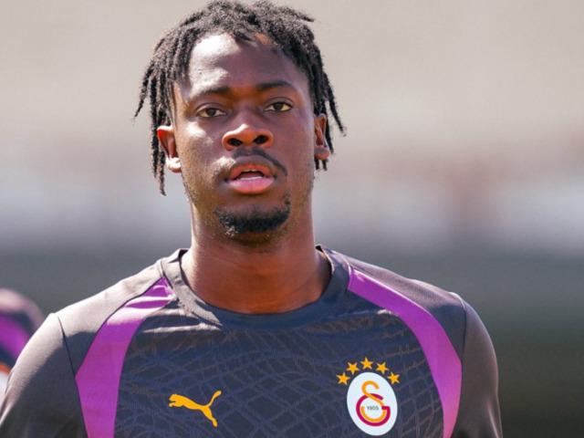 Galatasaray&rsquo;da yeni transfer ilk antrenmanına &ccedil;ıktı