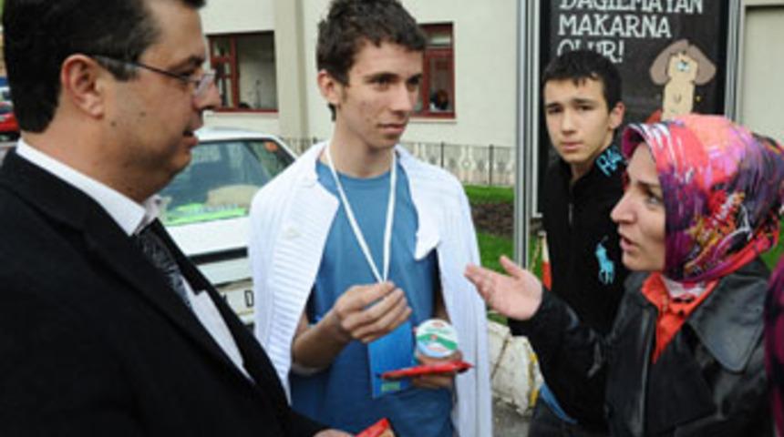 Yarışmaya geldiler yemekten zehirlendiler