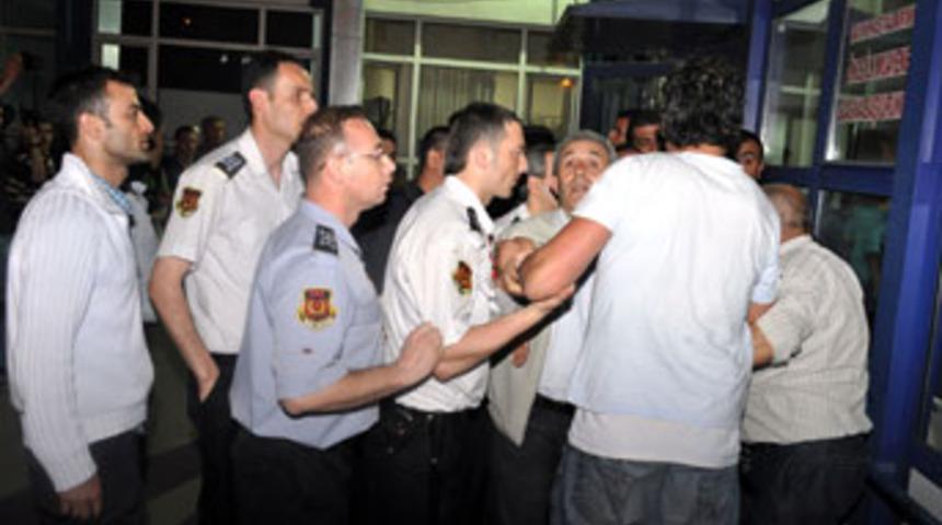 Eşini d&ouml;vd&uuml;