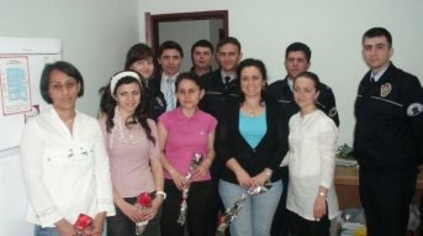 Polis hemşireler gününü unutmadı