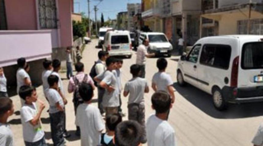 Okul &ouml;n&uuml;nde polise bombalı saldırı