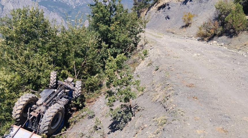 Amasya&rsquo;da trakt&ouml;r devrildi! 1 &ouml;l&uuml;, 3 yaralı