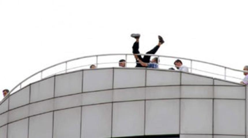 Belediye binasında intihar girişimi