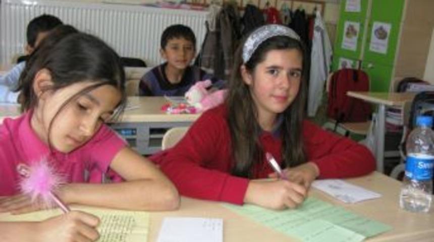 Minik &ouml;ğrenciler siyaset&ccedil;ileri RT&Uuml;K&rsquo;e şikayet etti