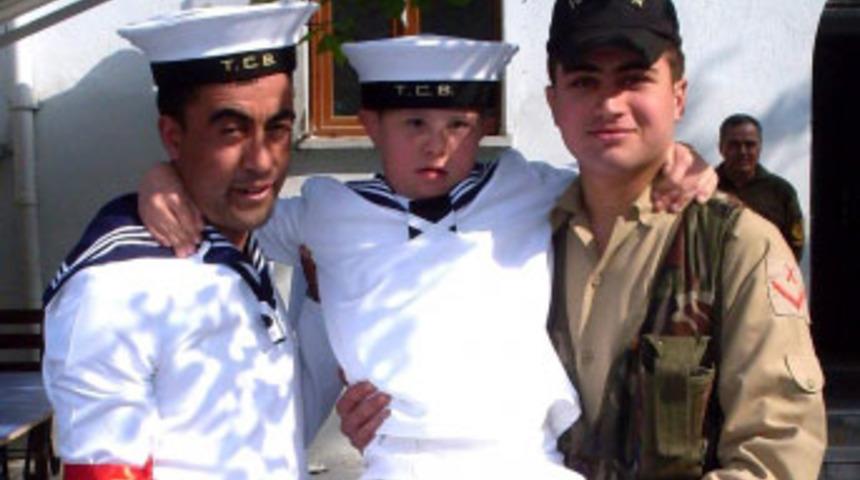 11 yaşında asker oldu