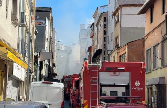 Beyoğlu’nda iki katlı iş yerinde çıkan yangın söndürüldü 1