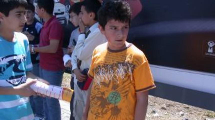 Arkadaşlarına araba &ccedil;arpma anına şahit olan &ccedil;ocuklar şoka girdi