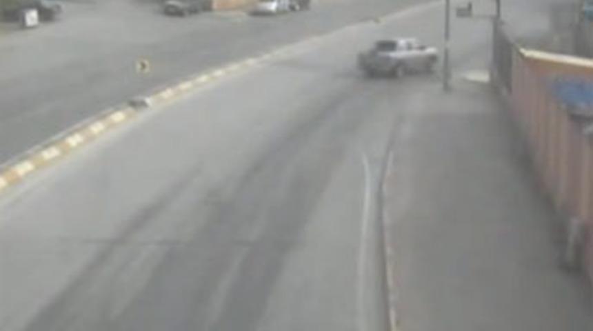 Kamyonet kazası MOBESE'de