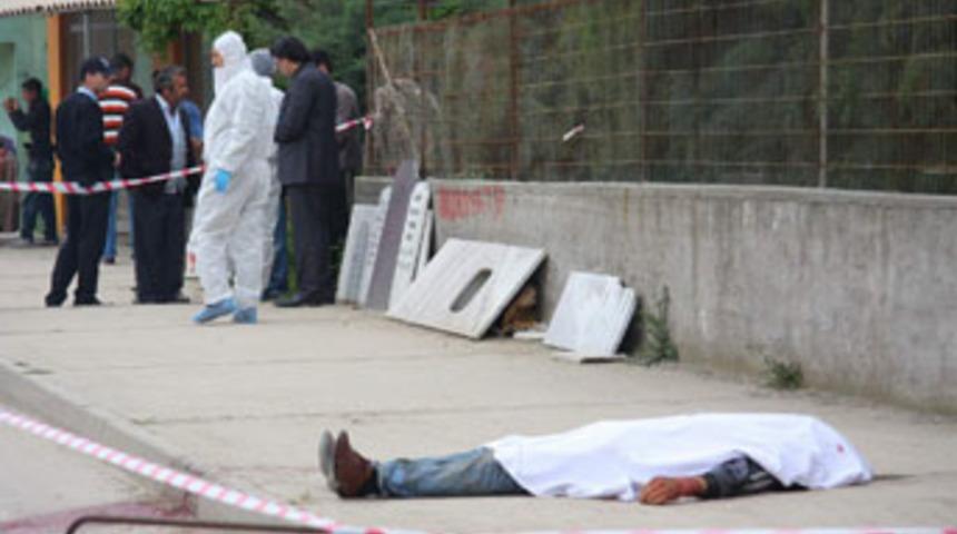 Sigara vermeyince boğazını kesti