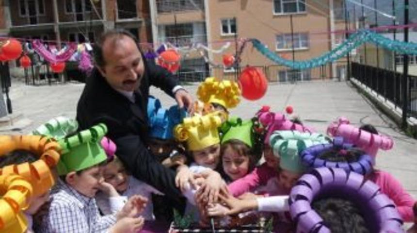 &Ouml;ğrencilere toplu doğum g&uuml;n&uuml; partisi