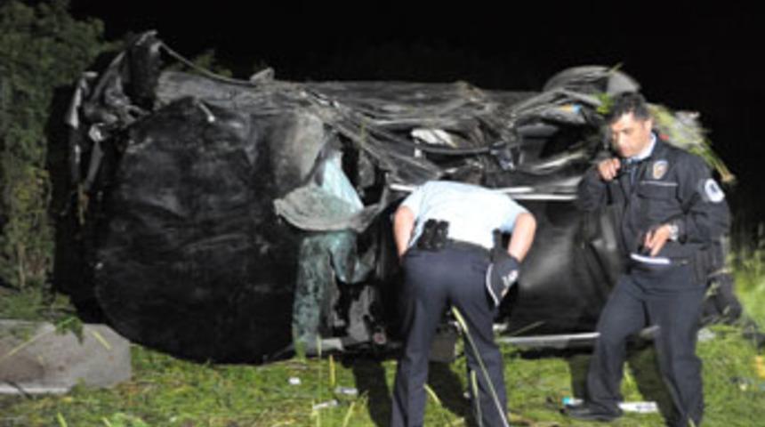 Cip şarampole devrildi: 2 &ouml;l&uuml;, 3 yaralı