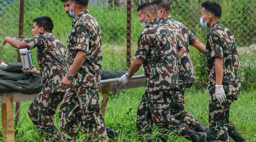 Nepal'de selde 11 g&uuml;n mahsur kalan 64 yaşındaki kadın kurtarıldı