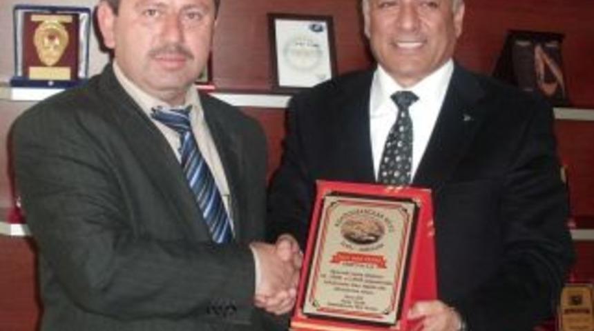 Muhtardan işadamına teşekk&uuml;r plaketi