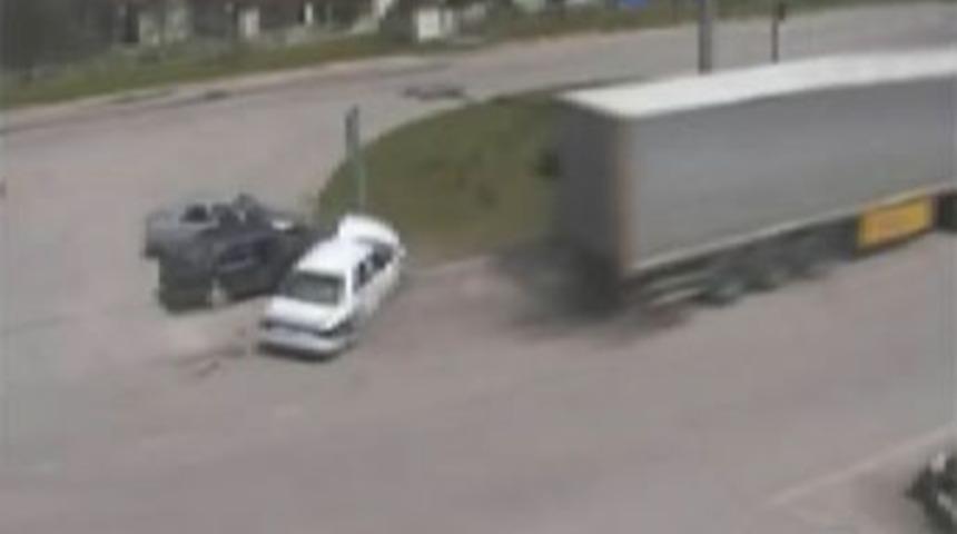 Tır dehşeti kamerada!