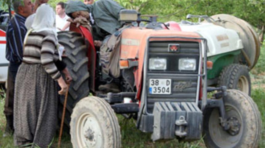 Trakt&ouml;r&uuml;n&uuml;n &uuml;zerinde kalp krizinden &ouml;ld&uuml;