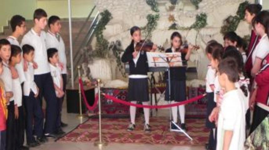 Teneff&uuml;slerde arkadaşlarına m&uuml;zik ziyafeti veriyorlar