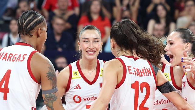 Tarih yazıyoruz tarih! Filenin Sultanları, Sırbistan'ı devirerek Avrupa Şampiyonası'nda finale yükseldi!