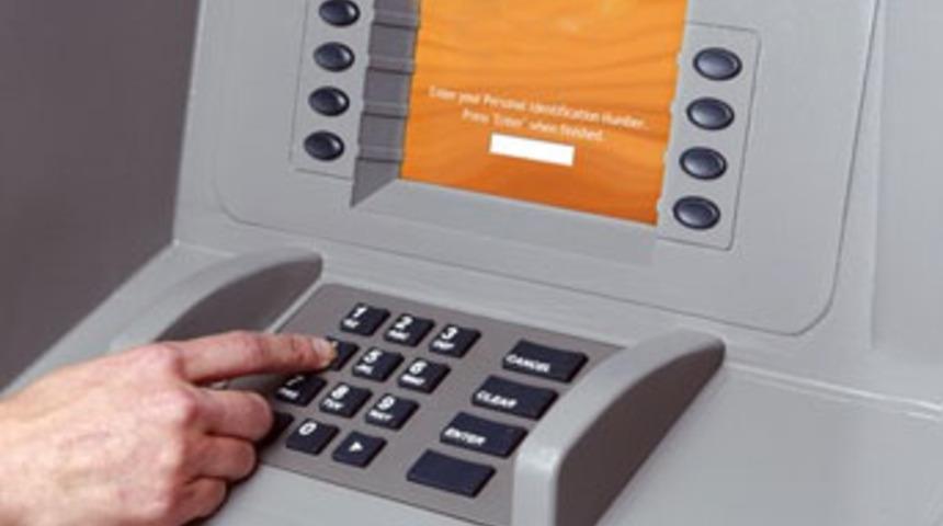 150 kişinin banka hesabını boşalttılar