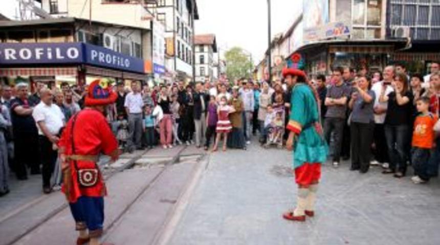 Cumhuriyet Caddesi, mehter ve Hacivat-Karag&ouml;z g&ouml;sterisiyle renklendi