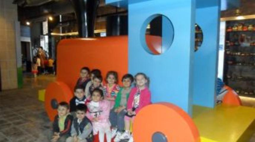 Nil&uuml;fer minikler araba m&uuml;zesini gezdi