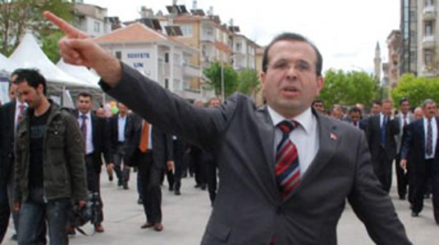 Bakandan, protokol müdürüne tepki