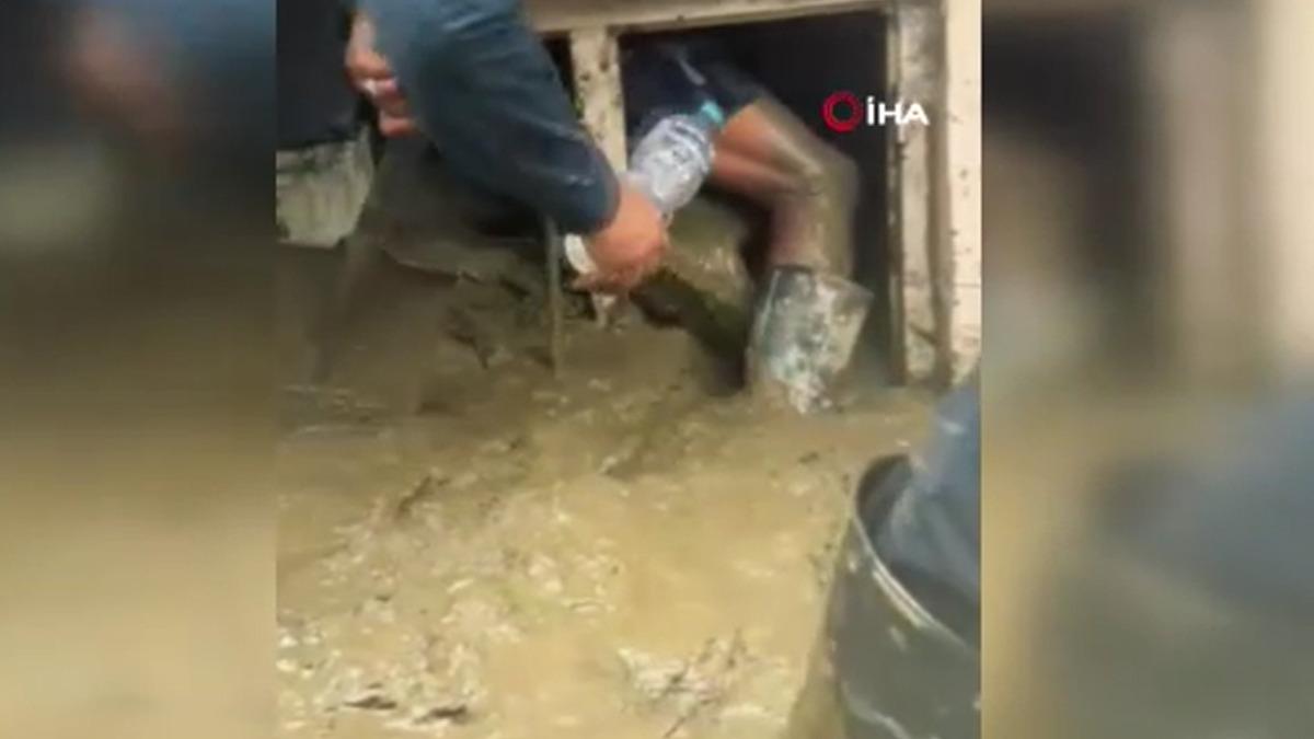 Nepalli kadın, sel felaketinin 11 inci gününde çamur dolu evinde sağ bulundu 1