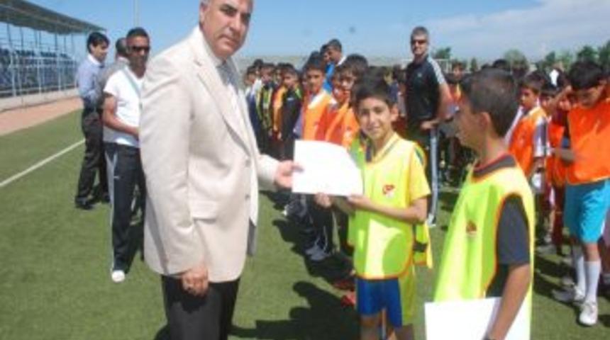 Minik futbolcular beğeniyle izlendi