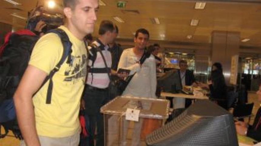 Vietnam'dan oy kullanmaya i&ccedil;in geldiler