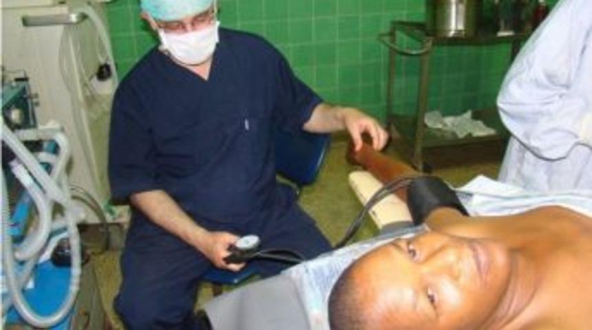 G&Uuml;LDER &uuml;yesi g&ouml;n&uuml;ll&uuml; doktorlar, Gine Bissau'da 200 ameliyat yaptı